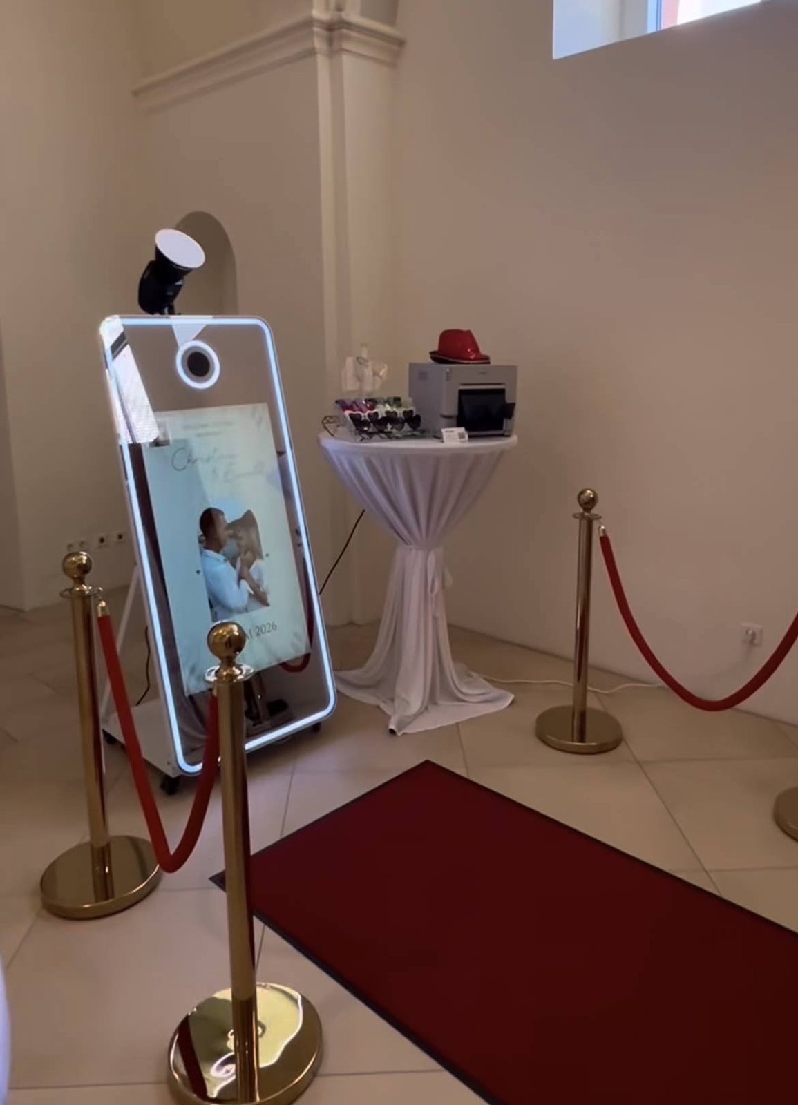 Fotospiegel mit rotem Teppich und goldenen VIP-Ständern auf einer Hochzeit