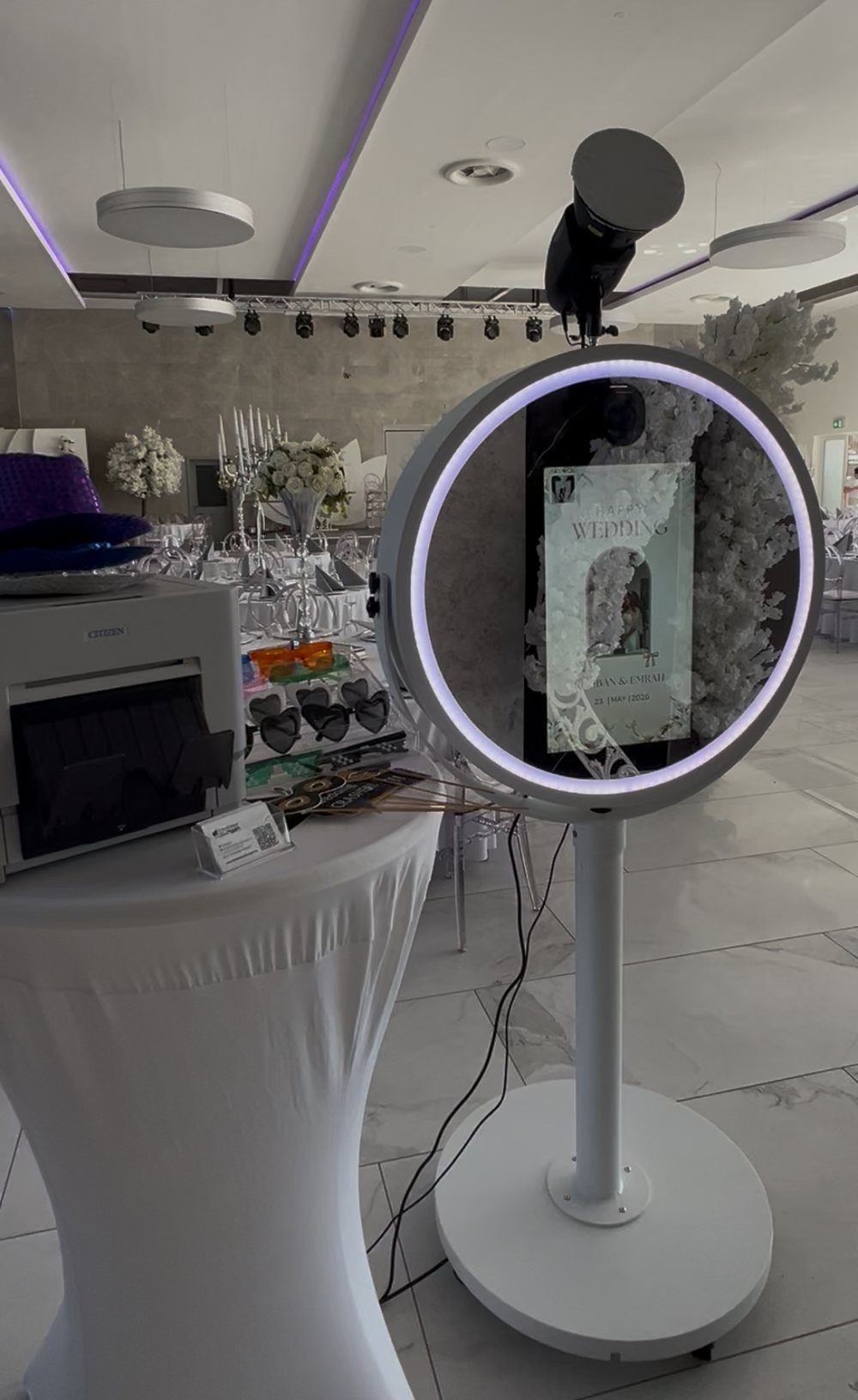 Beauty Mirror mit Drucker und Requisiten auf einer Hochzeit